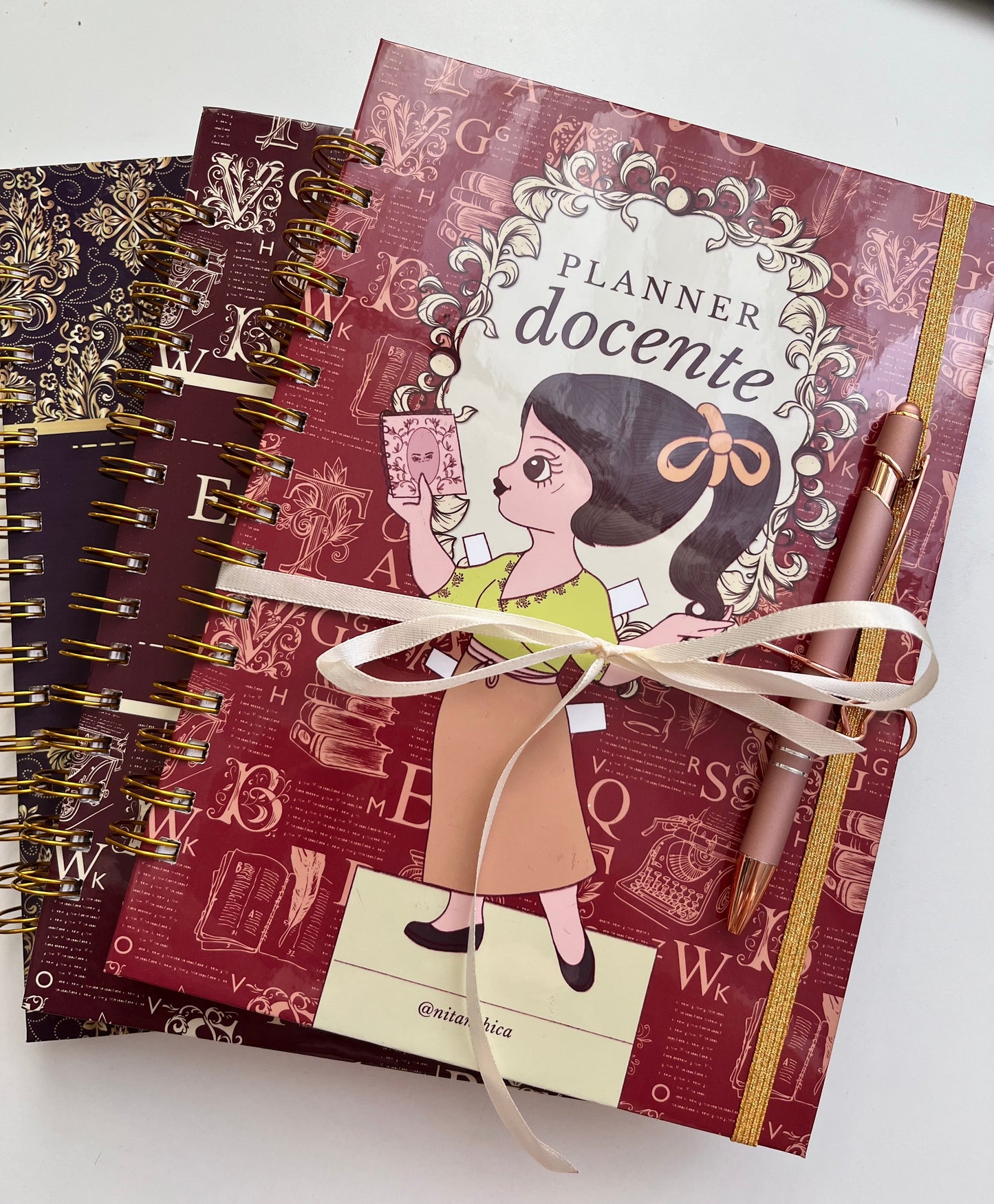 Pack Regalo profesor: Planner + Bolígrafo + sujetador lápiz
