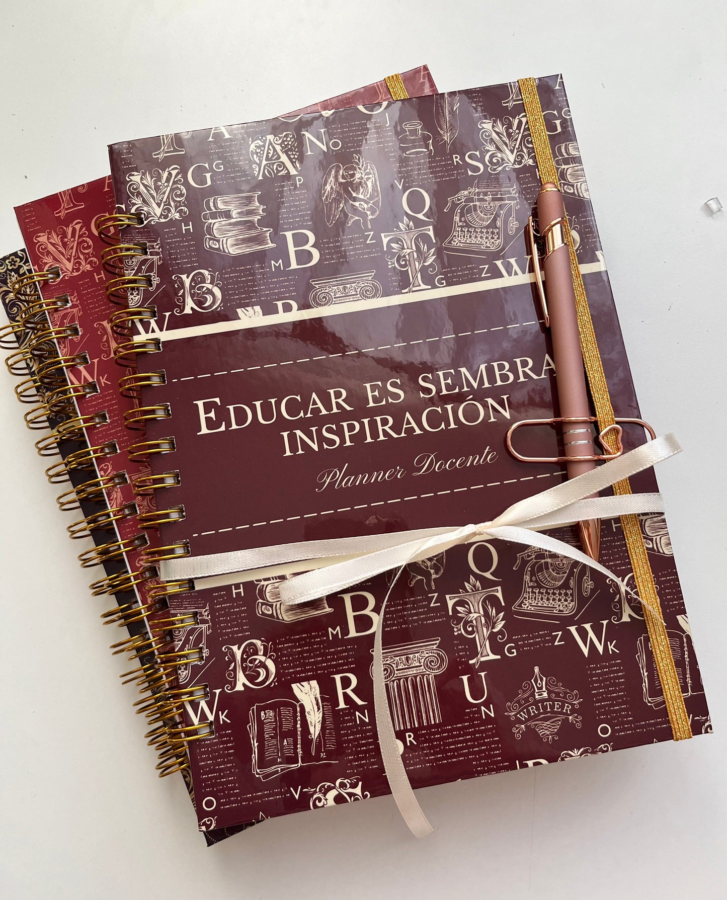 Pack Regalo profesor: Planner + Bolígrafo + sujetador lápiz