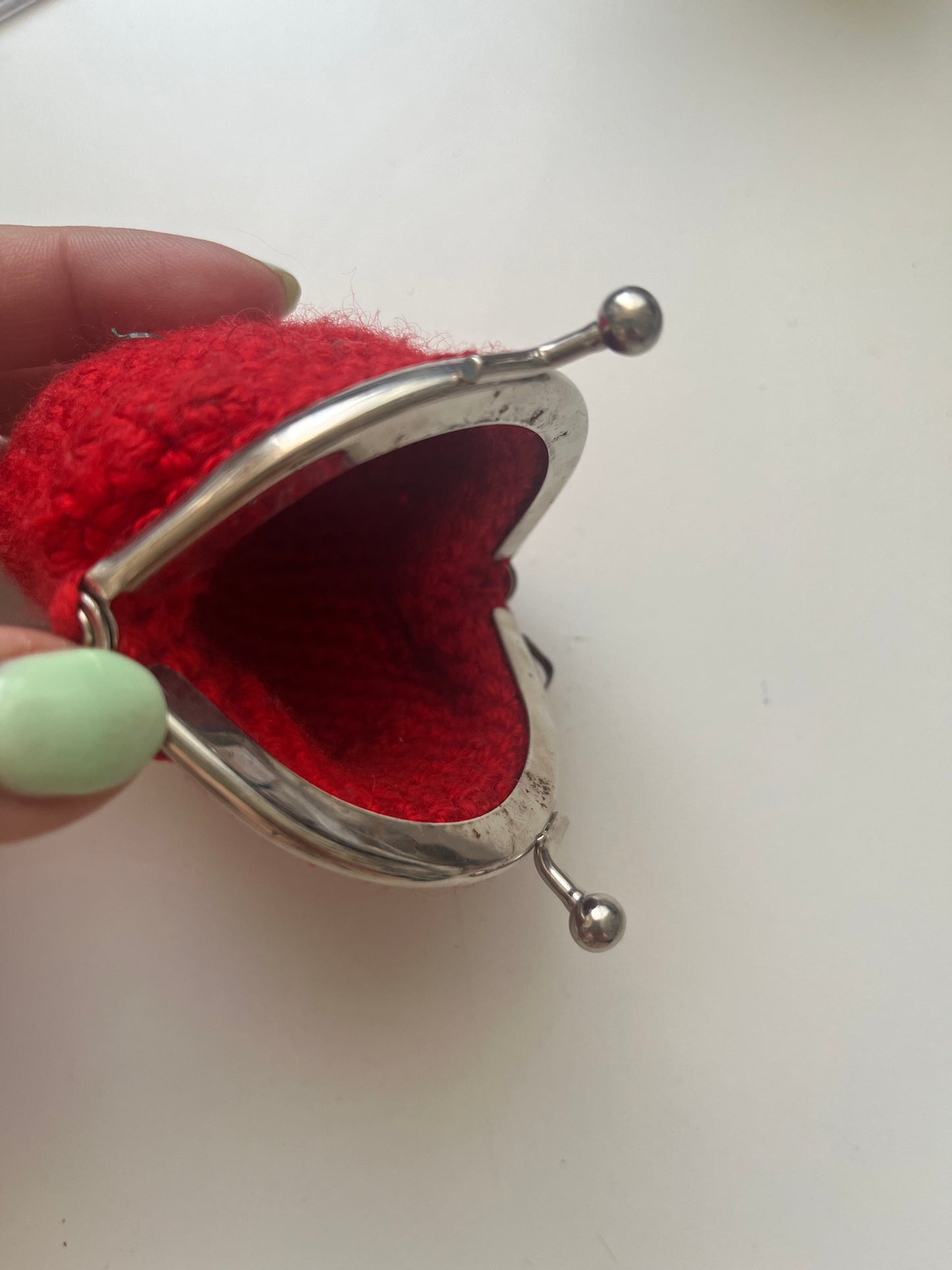 Monedero tejido rojo