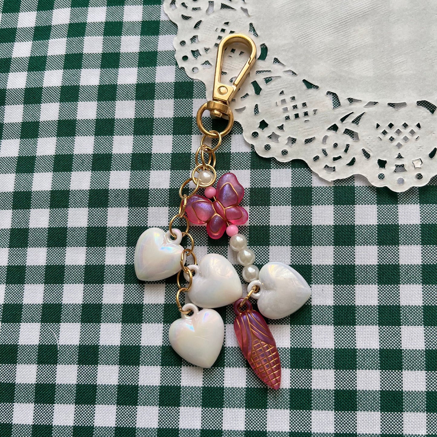 Llavero o charm corazones y mariposa