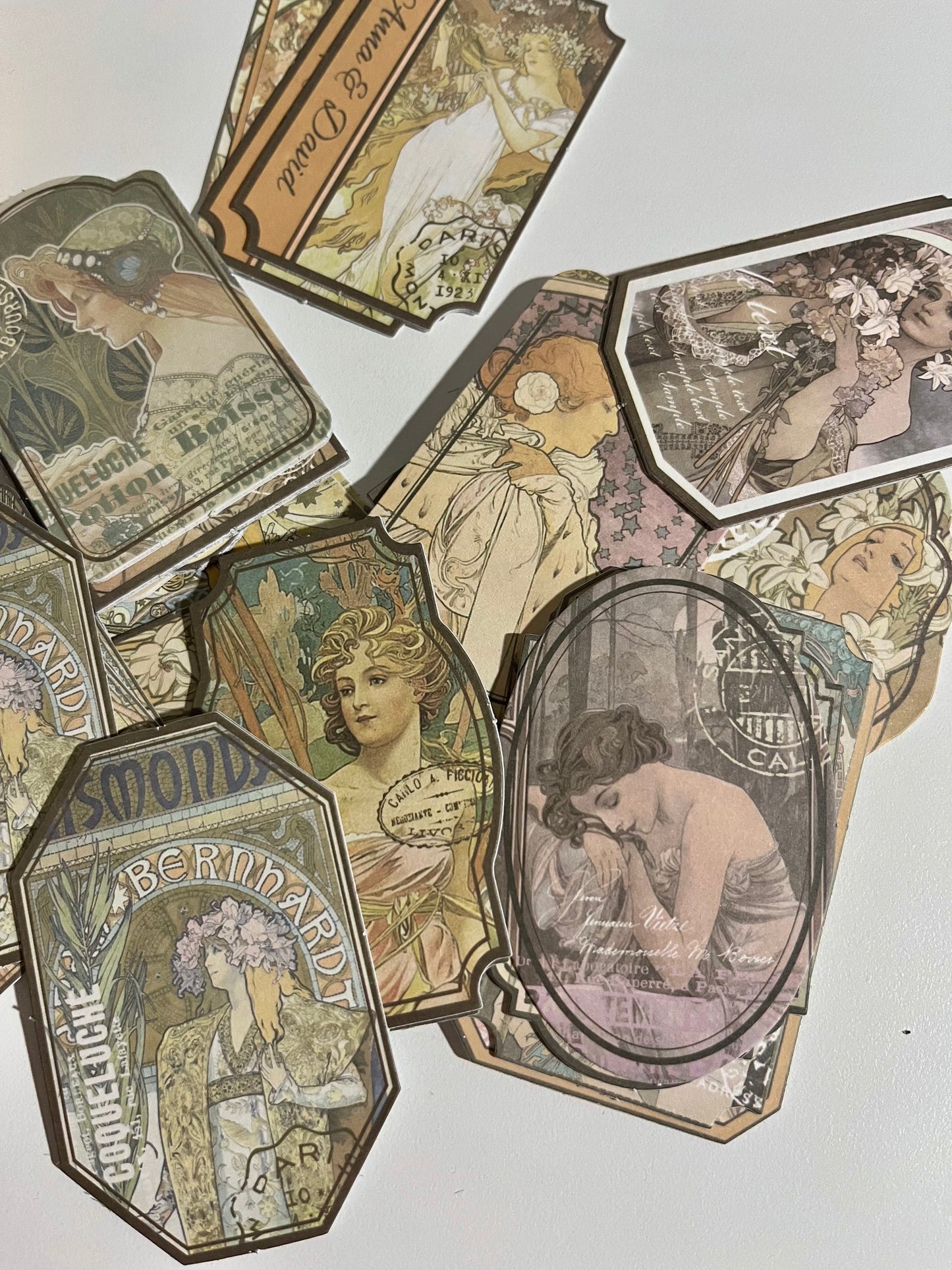 Cajita 60 Stickers Etiquetas Alphonse Mucha