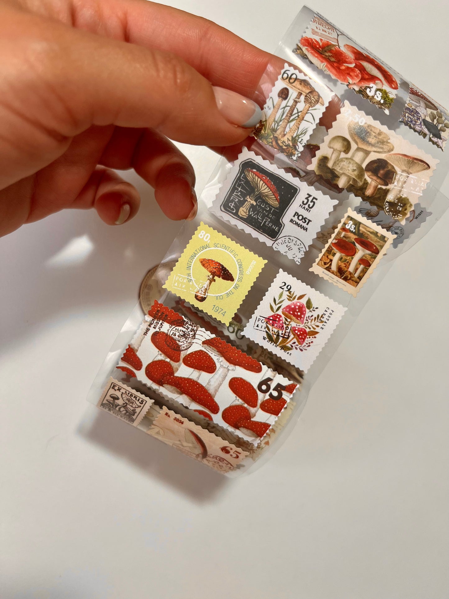 Rollo de Stickers Honguitos estampillas retro