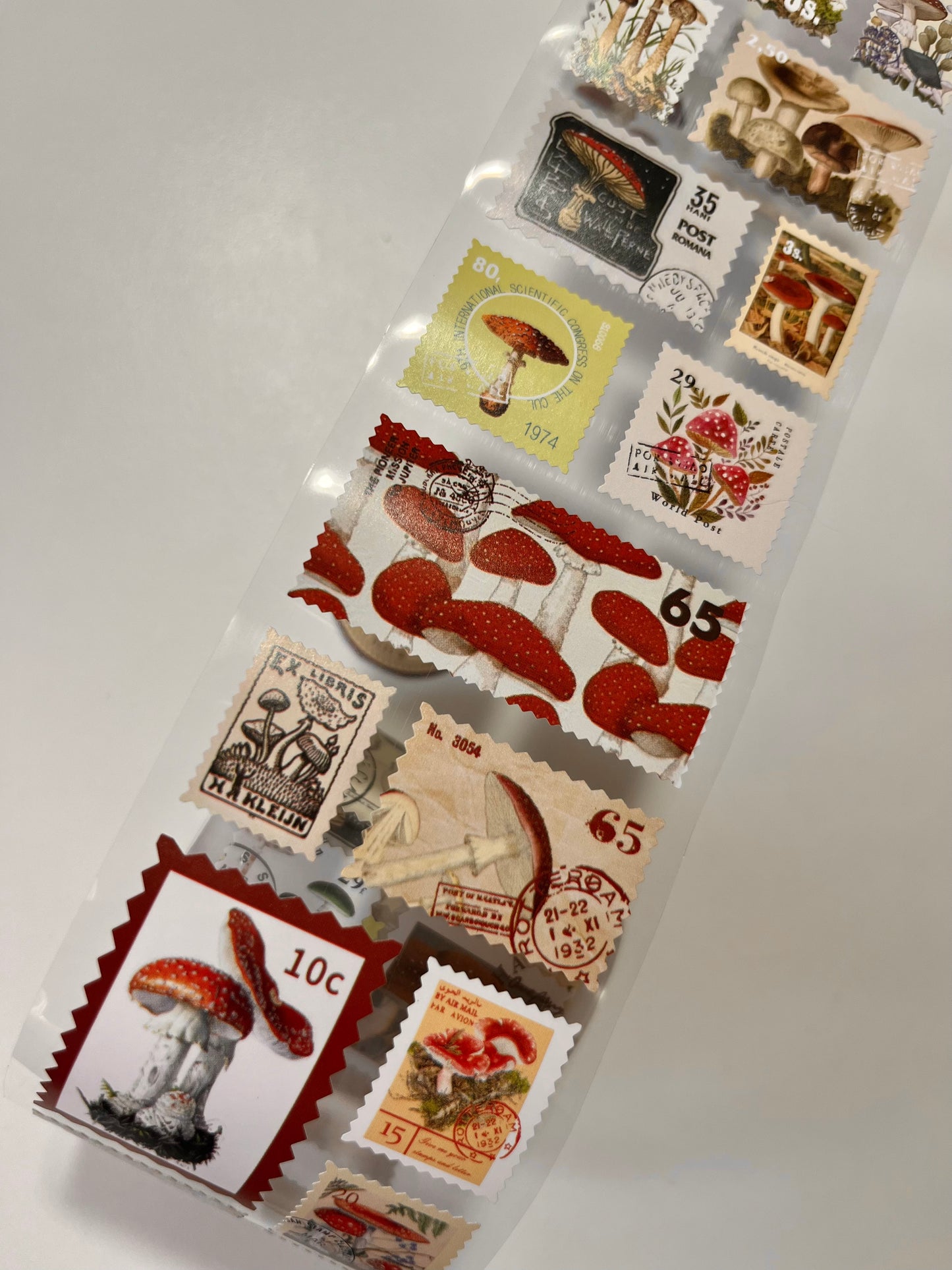 Rollo de Stickers Honguitos estampillas retro