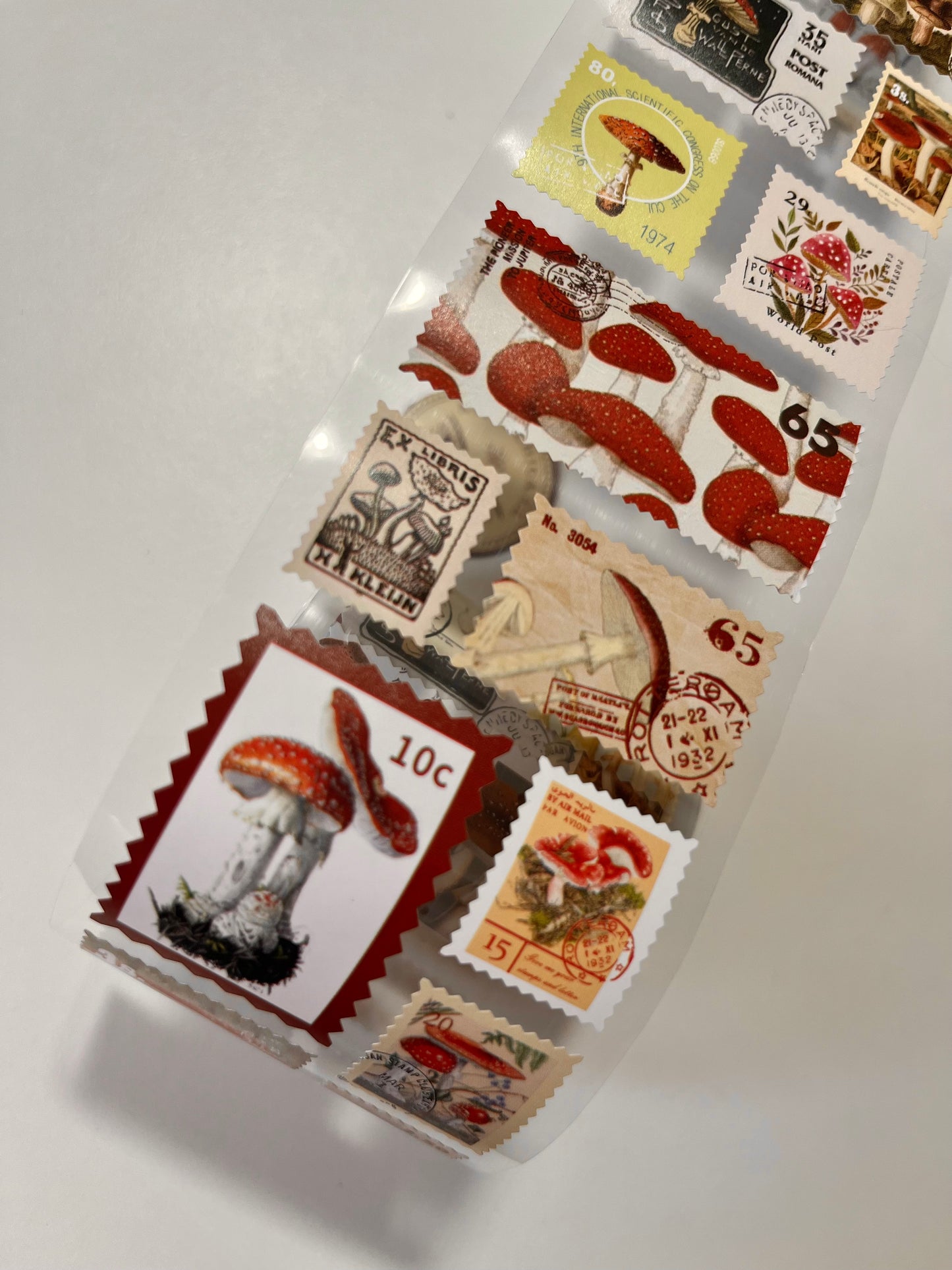 Rollo de Stickers Honguitos estampillas retro