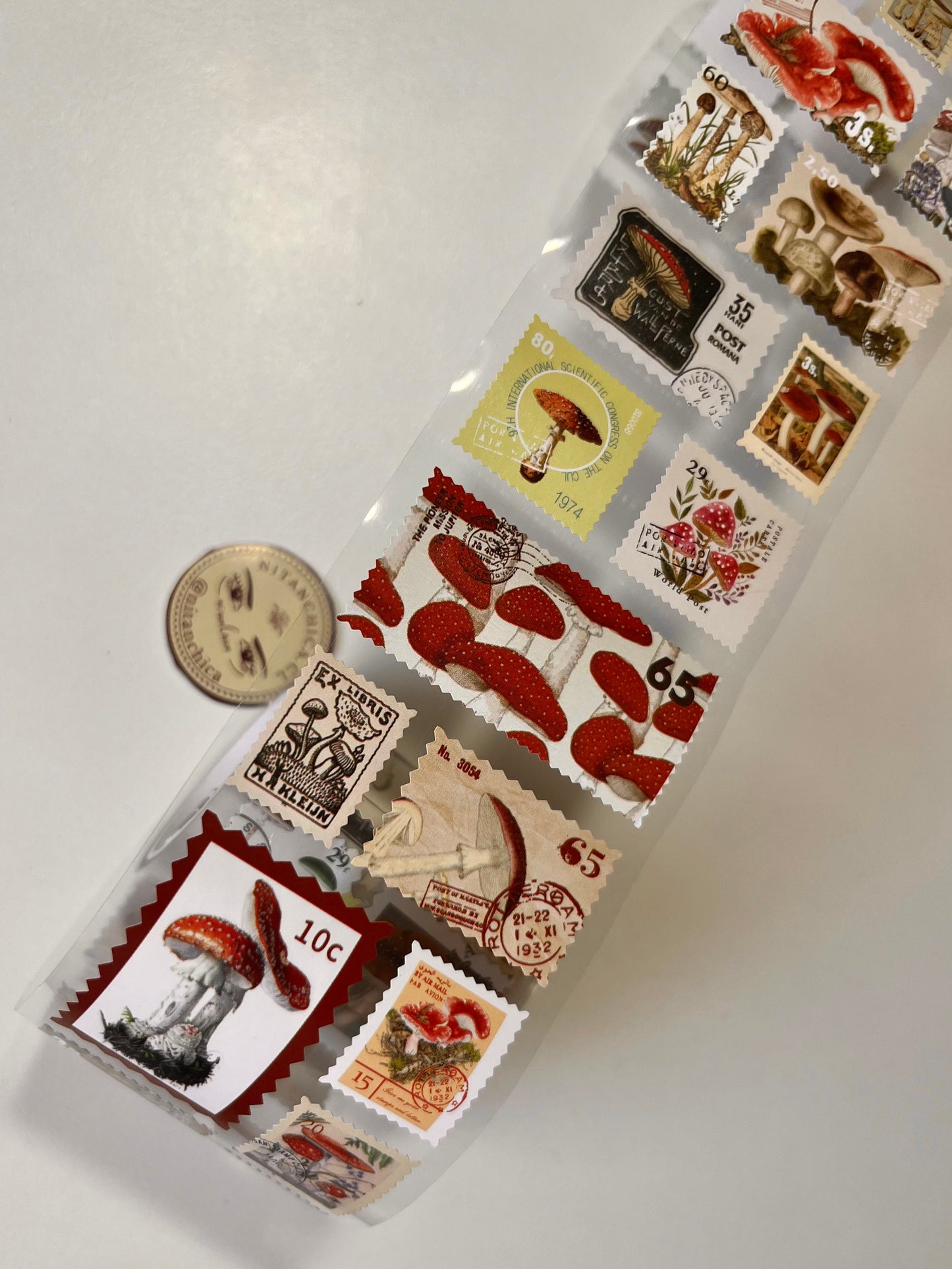 Rollo de Stickers Honguitos estampillas retro