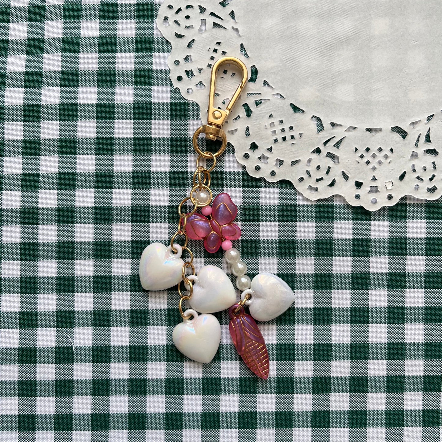 Llavero o charm corazones y mariposa