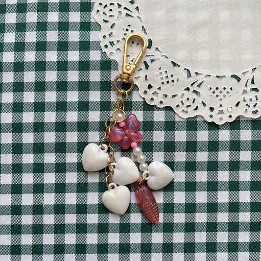 Llavero o charm corazones y mariposa