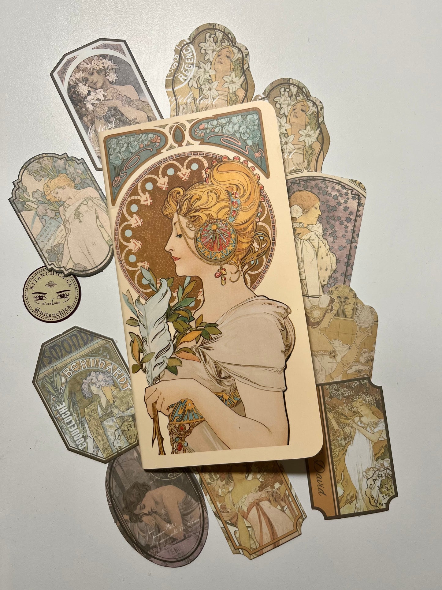 Set Libreta + 10 Stickers Alphonse Mucha