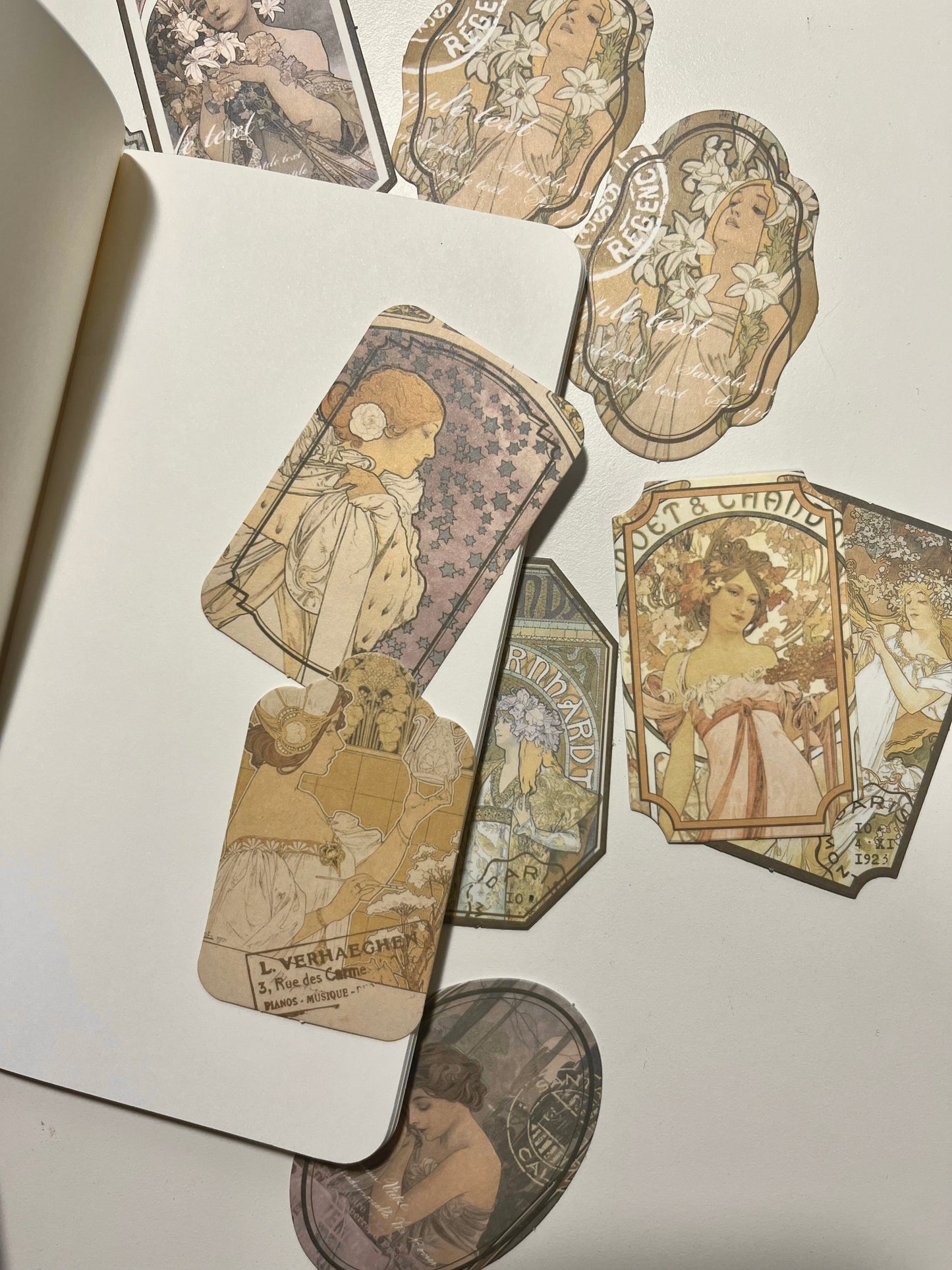 Set Libreta + 10 Stickers Alphonse Mucha